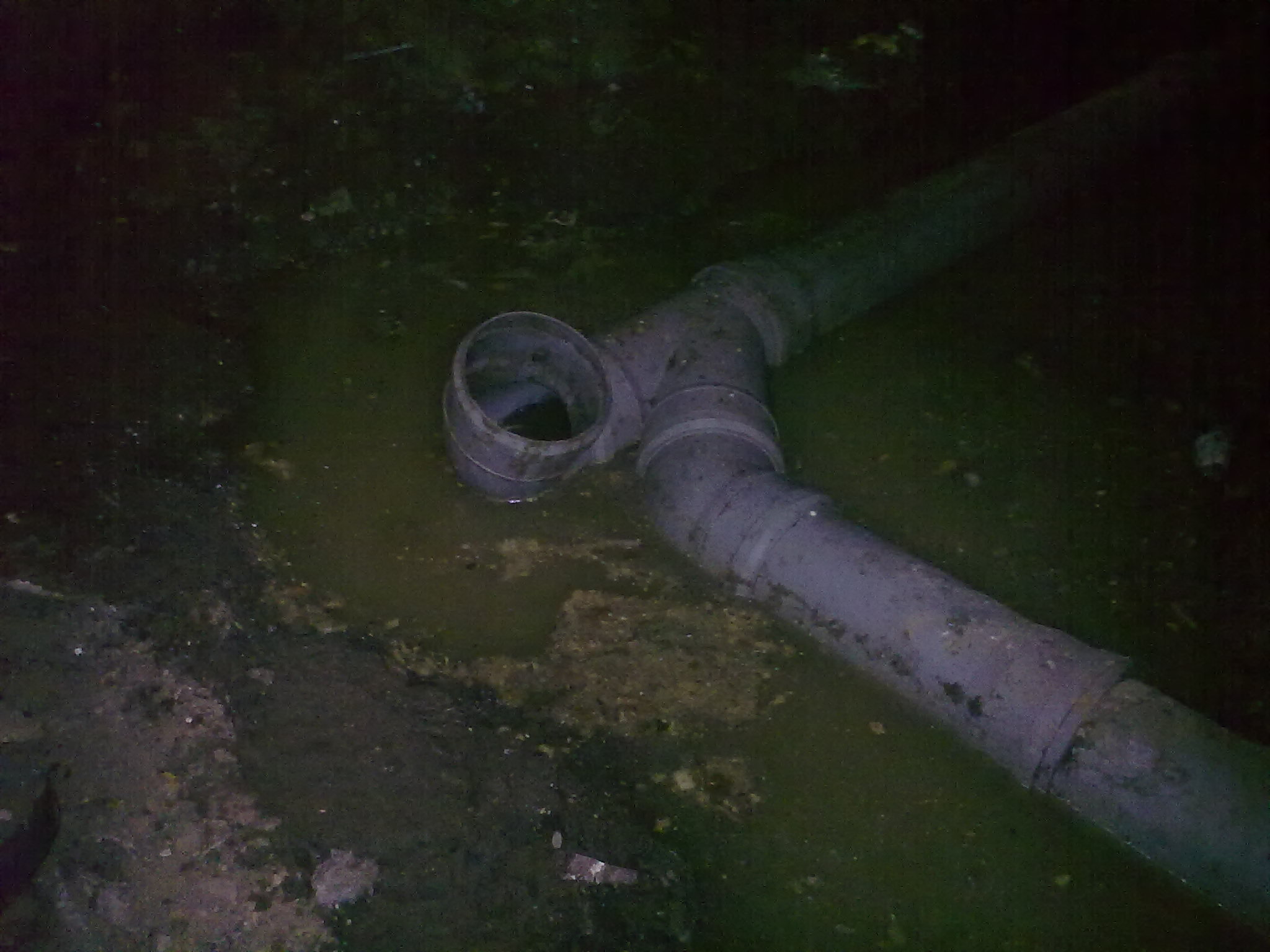 Прокладка чугунных канализационных труб в подвале